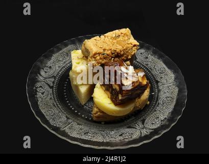 bonbons dans une assiette. sur fond noir Banque D'Images