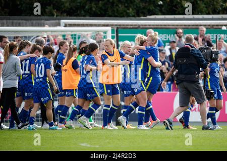 Londres, Royaume-Uni. 17th avril 2022. Chelsea célèbre la victoire de la mi-finale de la coupe Vitality Womens FA Cup entre Arsenal et Chelsea à Meadow Park à Londres, en Angleterre. Liam Asman/SPP crédit: SPP Sport presse photo. /Alamy Live News Banque D'Images