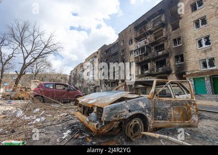 Irpen City, Ukraine, 11 avril 2022. Guerre de la Russie contre l'Ukraine. Voiture brûlée sur le fond d'une maison brûlée Banque D'Images