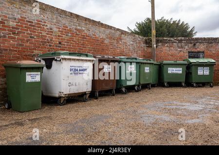 Woodbridge Suffolk UK avril 05 2022: Une rangée de bennes à roulettes en attente de collecte, elles sont pour les déchets généraux, le recyclage mixte, les déchets commerciaux et les compos Banque D'Images