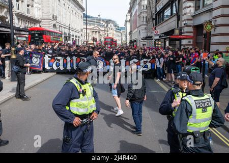 17 avril 2022, Londres, Angleterre, Royaume-Uni : des centaines de fans de Crystal Palace défilent à travers Piccadilly jusqu'au stade Wembley avec l'escorte de police avant le match de Chelsea. (Image de crédit : © Tayfun Salci/ZUMA Press Wire) Banque D'Images