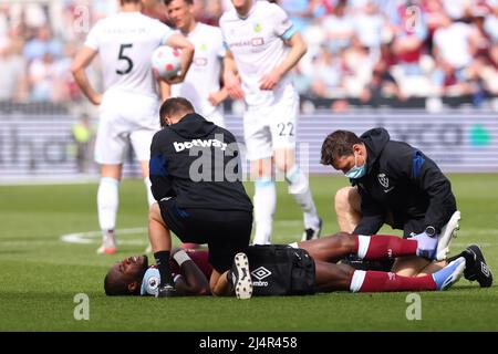 Stade de Londres, Londres, Royaume-Uni. 17th avril 2022. Premier League football West Ham versus Burnley; Michail Antonio de West Ham United tombe blessé crédit: Action plus Sports/Alay Live News Banque D'Images