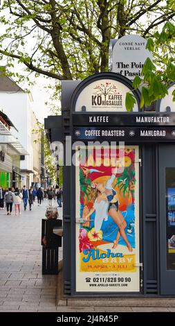 Le centre commercial Königsallee de Düsseldorf/Allemagne avec kiosque à café d'époque. Banque D'Images