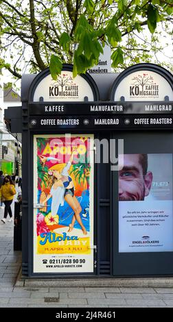 Café rétro sur le quartier commerçant Königsallee à Düsseldorf/Allemagne. Banque D'Images