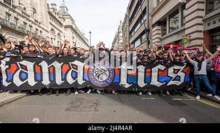 17 avril 2022, Londres, Angleterre, Royaume-Uni : des centaines de fans de Crystal Palace défilent à travers Piccadilly jusqu'au stade Wembley avec l'escorte de police avant le match de Chelsea. (Image de crédit : © Tayfun Salci/ZUMA Press Wire) Banque D'Images