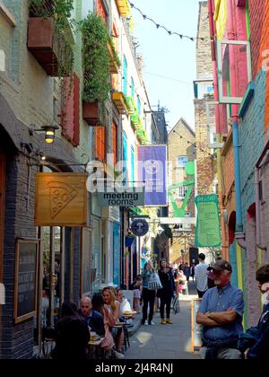 Vue sur Neal's Yard une cour cachée colorée de restaurants indépendants, bars et boutiques à Covent Garden London Banque D'Images