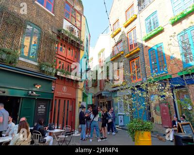 Vue sur Neal's Yard une cour cachée colorée de restaurants indépendants, bars et boutiques à Covent Garden London Banque D'Images