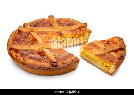 Pastiera napolitaine tranchée avec une tranche, gâteau italien pour Pâques rempli de ricotta, blé et fruits confits, isolé sur blanc Banque D'Images