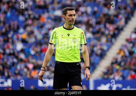 BARCELONE - 20 MARS : l'arbitre Muniz Ruiz en action au match de la Liga entre le RCD Espanyol et le RCD Mallorca au stade RCDE le 20 mars 2022 Banque D'Images