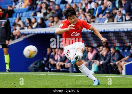 BARCELONE - 20 MARS : Lee Kang-in en action lors du match de la Liga entre le RCD Espanyol et le RCD Mallorca au stade RCDE le 20 mars 2022 à Barcelone Banque D'Images