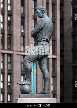 Statue de l'ancien joueur britannique et du West Ham United Bobby Moore devant le stade avant le demi-finale de la coupe Emirates FA au stade Wembley, Londres. Date de la photo: Dimanche 17 avril 2022. Banque D'Images