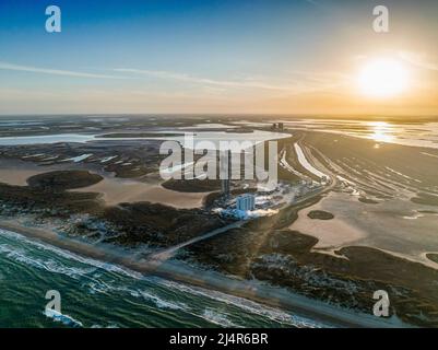 CAPE CANAVERAL, FLORIDE, États-Unis - 16 mars 2022 - vue aérienne de Starship Super Heavy sur son plateau de lancement à la station aérienne américaine de Cape Canaveral, en Floride Banque D'Images