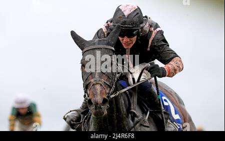 L'amour de brandy, criblé par Paul Townend sur le chemin de gagner la finale irlandaise du championnat de haies de Stallion Farms EBF Mares Novice au champ de courses de Fairyhouse dans le comté de Meath, en Irlande. Date de la photo: Dimanche 17 avril 2022. Banque D'Images