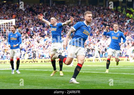 Scott Arfield (au centre) des Rangers célèbre le premier but de leur équipe lors du match de demi-finale de la coupe écossaise à Hampden Park, à Glasgow. Date de la photo: Dimanche 17 avril 2022. Banque D'Images