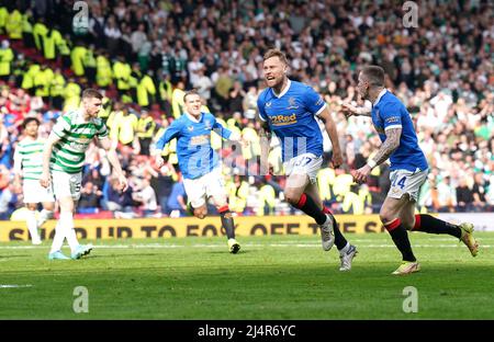 Scott Arfield (au centre), un Ranger, célèbre le premier but de son équipe avec ses coéquipiers, tandis que les joueurs celtiques semblent être abattus lors du match de demi-finale de la coupe écossaise à Hampden Park, Glasgow. Date de la photo: Dimanche 17 avril 2022. Banque D'Images