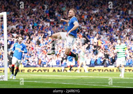 Scott Arfield (au centre) des Rangers célèbre le premier but de leur équipe lors du match de demi-finale de la coupe écossaise à Hampden Park, à Glasgow. Date de la photo: Dimanche 17 avril 2022. Banque D'Images