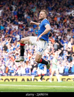 Scott Arfield (au centre) des Rangers célèbre le premier but de leur équipe lors du match de demi-finale de la coupe écossaise à Hampden Park, à Glasgow. Date de la photo: Dimanche 17 avril 2022. Banque D'Images