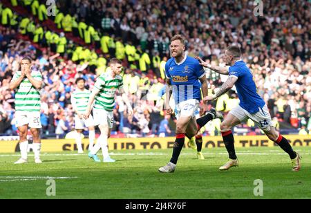 Scott Arfield (au centre), un Ranger, célèbre le premier but de son équipe avec ses coéquipiers, tandis que Cameron carter-Vickers (à gauche), le Celtic, a l'air battu lors du match de demi-finale de la coupe Scottish à Hampden Park, Glasgow. Date de la photo: Dimanche 17 avril 2022. Banque D'Images