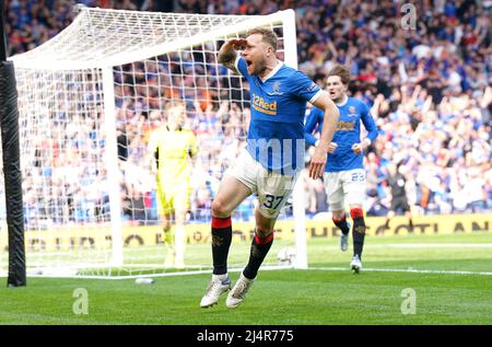 Scott Arfield (au centre) des Rangers célèbre le premier but de leur équipe lors du match de demi-finale de la coupe écossaise à Hampden Park, à Glasgow. Date de la photo: Dimanche 17 avril 2022. Banque D'Images