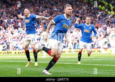 Scott Arfield (au centre) des Rangers célèbre le premier but de leur équipe lors du match de demi-finale de la coupe écossaise à Hampden Park, à Glasgow. Date de la photo: Dimanche 17 avril 2022. Banque D'Images