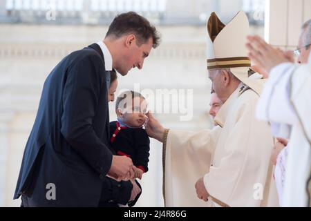 Italie, Rome, Vatican, 2022/04/16 le Pape François préside la procession aux flambeaux de la via Crucis (chemin de la croix) le Vendredi Saint devant le Colisée de Rome, à Rome. Vatican / presse catholique photo / Hans Lucas. LIMITÉ À UNE UTILISATION ÉDITORIALE - PAS DE MARKETING - PAS DE CAMPAGNES PUBLICITAIRES. Banque D'Images