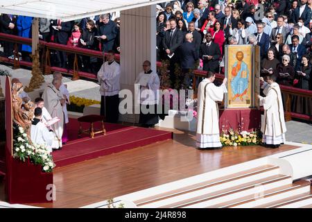 Italie, Rome, Vatican, 2022/04/16 le Pape François préside la procession aux flambeaux de la via Crucis (chemin de la croix) le Vendredi Saint devant le Colisée de Rome, à Rome. Vatican / presse catholique photo / Hans Lucas. LIMITÉ À UNE UTILISATION ÉDITORIALE - PAS DE MARKETING - PAS DE CAMPAGNES PUBLICITAIRES. Banque D'Images