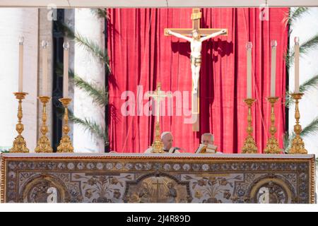 Italie, Rome, Vatican, 2022/04/16 le Pape François préside la procession aux flambeaux de la via Crucis (chemin de la croix) le Vendredi Saint devant le Colisée de Rome, à Rome. Vatican / presse catholique photo / Hans Lucas. LIMITÉ À UNE UTILISATION ÉDITORIALE - PAS DE MARKETING - PAS DE CAMPAGNES PUBLICITAIRES. Banque D'Images