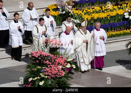 Italie, Rome, Vatican, 2022/04/16 le Pape François préside la procession aux flambeaux de la via Crucis (chemin de la croix) le Vendredi Saint devant le Colisée de Rome, à Rome. Vatican / presse catholique photo / Hans Lucas. LIMITÉ À UNE UTILISATION ÉDITORIALE - PAS DE MARKETING - PAS DE CAMPAGNES PUBLICITAIRES. Banque D'Images