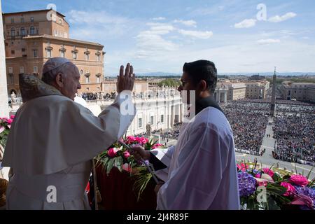 Italie, Rome, Vatican, 2022/04/16 le Pape François préside la procession aux flambeaux de la via Crucis (chemin de la croix) le Vendredi Saint devant le Colisée de Rome, à Rome. Vatican / presse catholique photo / Hans Lucas. LIMITÉ À UNE UTILISATION ÉDITORIALE - PAS DE MARKETING - PAS DE CAMPAGNES PUBLICITAIRES. Banque D'Images