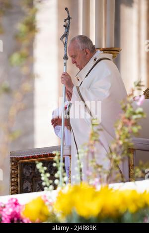 Italie, Rome, Vatican, 2022/04/16 le Pape François préside la procession aux flambeaux de la via Crucis (chemin de la croix) le Vendredi Saint devant le Colisée de Rome, à Rome. Vatican / presse catholique photo / Hans Lucas. LIMITÉ À UNE UTILISATION ÉDITORIALE - PAS DE MARKETING - PAS DE CAMPAGNES PUBLICITAIRES. Banque D'Images