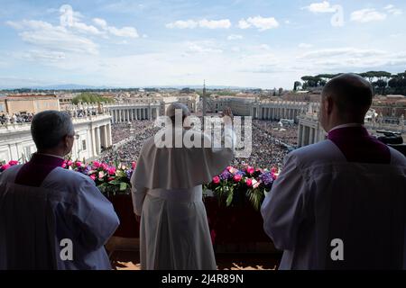 Italie, Rome, Vatican, 2022/04/16 le Pape François préside la procession aux flambeaux de la via Crucis (chemin de la croix) le Vendredi Saint devant le Colisée de Rome, à Rome. Vatican / presse catholique photo / Hans Lucas. LIMITÉ À UNE UTILISATION ÉDITORIALE - PAS DE MARKETING - PAS DE CAMPAGNES PUBLICITAIRES. Banque D'Images