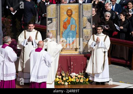 Italie, Rome, Vatican, 2022/04/16 le Pape François préside la procession aux flambeaux de la via Crucis (chemin de la croix) le Vendredi Saint devant le Colisée de Rome, à Rome. Vatican / presse catholique photo / Hans Lucas. LIMITÉ À UNE UTILISATION ÉDITORIALE - PAS DE MARKETING - PAS DE CAMPAGNES PUBLICITAIRES. Banque D'Images