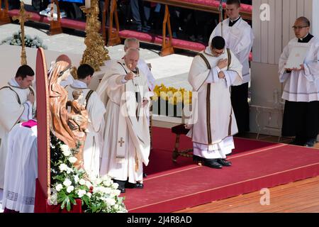 Italie, Rome, Vatican, 2022/04/16 le Pape François préside la procession aux flambeaux de la via Crucis (chemin de la croix) le Vendredi Saint devant le Colisée de Rome, à Rome. Vatican / presse catholique photo / Hans Lucas. LIMITÉ À UNE UTILISATION ÉDITORIALE - PAS DE MARKETING - PAS DE CAMPAGNES PUBLICITAIRES. Banque D'Images