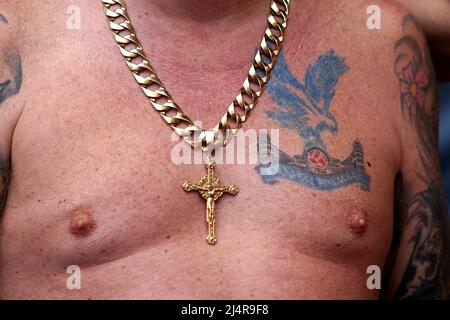 Gros plan sur le tatouage d'un fan du Crystal Palace sur la poitrine avant le match de demi-finale de la coupe Emirates FA au stade Wembley, Londres. Date de la photo: Dimanche 17 avril 2022. Banque D'Images