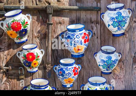 Pots en céramique colorés exposés à la vente à Frigiliana, Espagne Banque D'Images