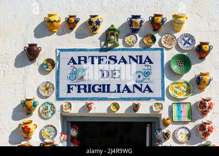 Pots et plats colorés en céramique exposés à la vente à Frigiliana, Espagne. Souvenirs Banque D'Images