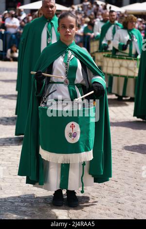 Madrid, Espagne. 17th avril 2022. Une femme batteur avec des robes vertes joue au Plaza Mayor pendant le Tamborrada le dimanche de Pâques à Madrid. La Congrégation royale et illustres de notre Dame de la Solitude et de l'impuissance organise la traditionnelle tamborrada sur la Plaza Mayor de Madrid, la bande de tambour de la Fraternité de Saragosse sont en charge d'exécuter le tamborrada pour célébrer la Résurrection du Christ et conclure la semaine sainte à Madrid. Crédit : SOPA Images Limited/Alamy Live News Banque D'Images