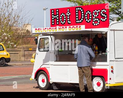 Manchester UK 09 avril 2022 Old Retro fast food hot dog van servant des clients en dehors du terrain de football Banque D'Images