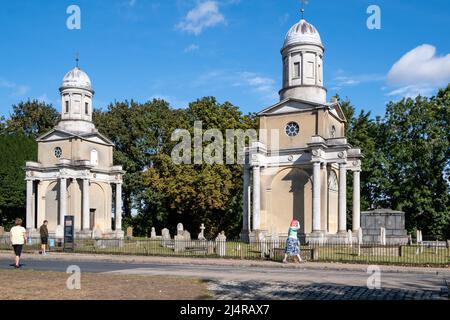 Le village de Mistley dans Essex, Angleterre. Les visiteurs lisant les panneaux expliquant l'histoire des tours Mistley. Banque D'Images