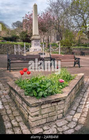 Le mémorial de guerre d'Appledore dans un après-midi doux d'avril. Le monument commémoratif de guerre classé de catégorie II est un obélisque ordinaire sur une plinthe carrée, inscrit avec les noms Banque D'Images