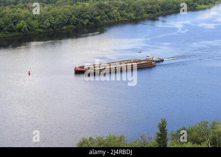 La barge transporte du sable le long de la rivière Banque D'Images