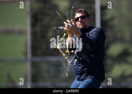 17 avril 2022, Hessen, Wald-Michelbach: Michael tente de prendre un œuf pendant le jeu d'œufs de Pâques TSV Aschbach. Après une pause de deux ans, le lancement des œufs de Pâques a lieu à Wald-Michelbach, sur la Bergstrasse. Les œufs crus sont jetés, qui doivent être capturés à nouveau intacts. Le gagnant est l'équipe qui atteint la plus grande distance. Seuls les œufs qui sont au-delà de leur date de péremption sont utilisés. Cette année, l'équipe gagnante a jeté une distance de 53 mètres. Photo: Sebastian Gollnow/dpa Banque D'Images