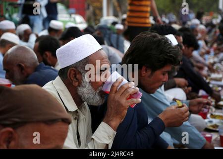 Islamabad. 17th avril 2022. Les gens cassent leur jeûne pendant le mois Saint du Ramadan au bord de la route à Islamabad, capitale du Pakistan, le 17 avril 2022. Crédit : Ahmad Kamal/Xinhua/Alamy Live News Banque D'Images