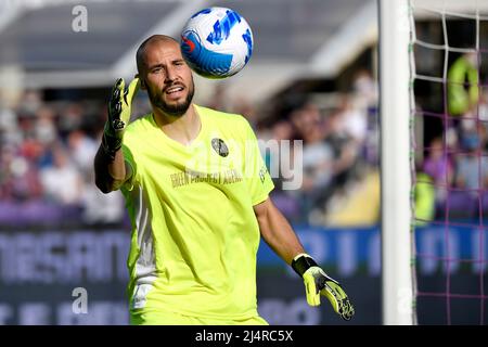 Niki Maenpaa de Venezia FC attrape le ballon pendant la série Un match de football 2021/2022 entre ACF Fiorentina et Venezia FC à Artemio Franchi stadi Banque D'Images