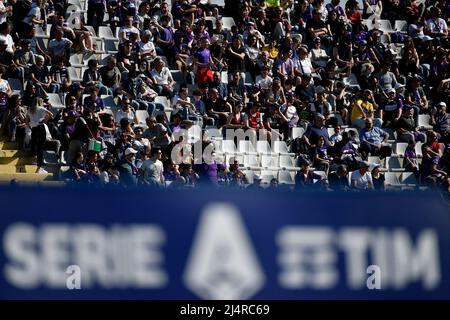 Foule dans les stands lors de la série Un match de football 2021/2022 entre ACF Fiorentina et Venezia FC au stade Artemio Franchi à Florence (Italie), Banque D'Images