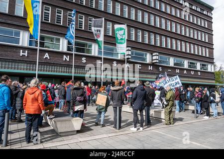 Gelsenkirchen, Allemagne. 09th avril 2022. Des manifestants se tiennent devant l'hôtel de ville sur la touche du lancement de la campagne électorale de l'AfD en Rhénanie-du-Nord-Westphalie. Les élections d'État en NRW auront lieu le 15 mai. Credit: Caroline Seidel-Dissmann/dpa/Alay Live News Banque D'Images