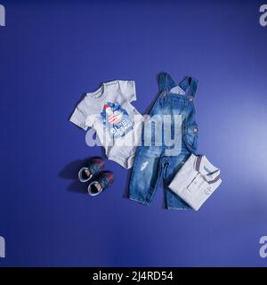 Vêtements mode – ensemble de combinaisons en denim pour garçons avec t-shirts et chaussures. Banque D'Images
