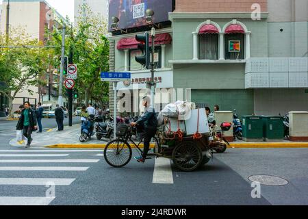 Shanghai, Chine, homme conduisant pousse-pousse, vélo sur la rue livrant des marchandises, vieille chine Banque D'Images