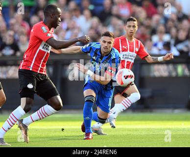 ROTTERDAM - (lr) Jordan Teze of PSV Eindhoven, Dusan Tadic of Ajax, Mauro Junior ou PSV Eindhoven lors du match final de la coupe KNVB du TOTO néerlandais entre PSV et AJAX au stade de Kuip le 17 avril 2022 à Rotterdam, pays-Bas. ANP OLAF KRAAK Banque D'Images