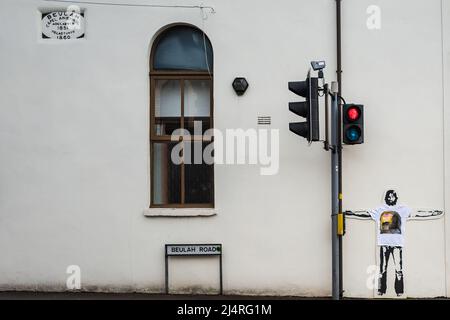 Jésus graffiti avec un vrai t-shirt sur un mur, Cardiff, pays de Galles Banque D'Images